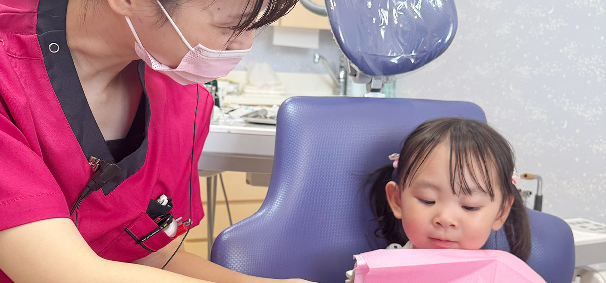 歯磨きしてる親子のイメージ図