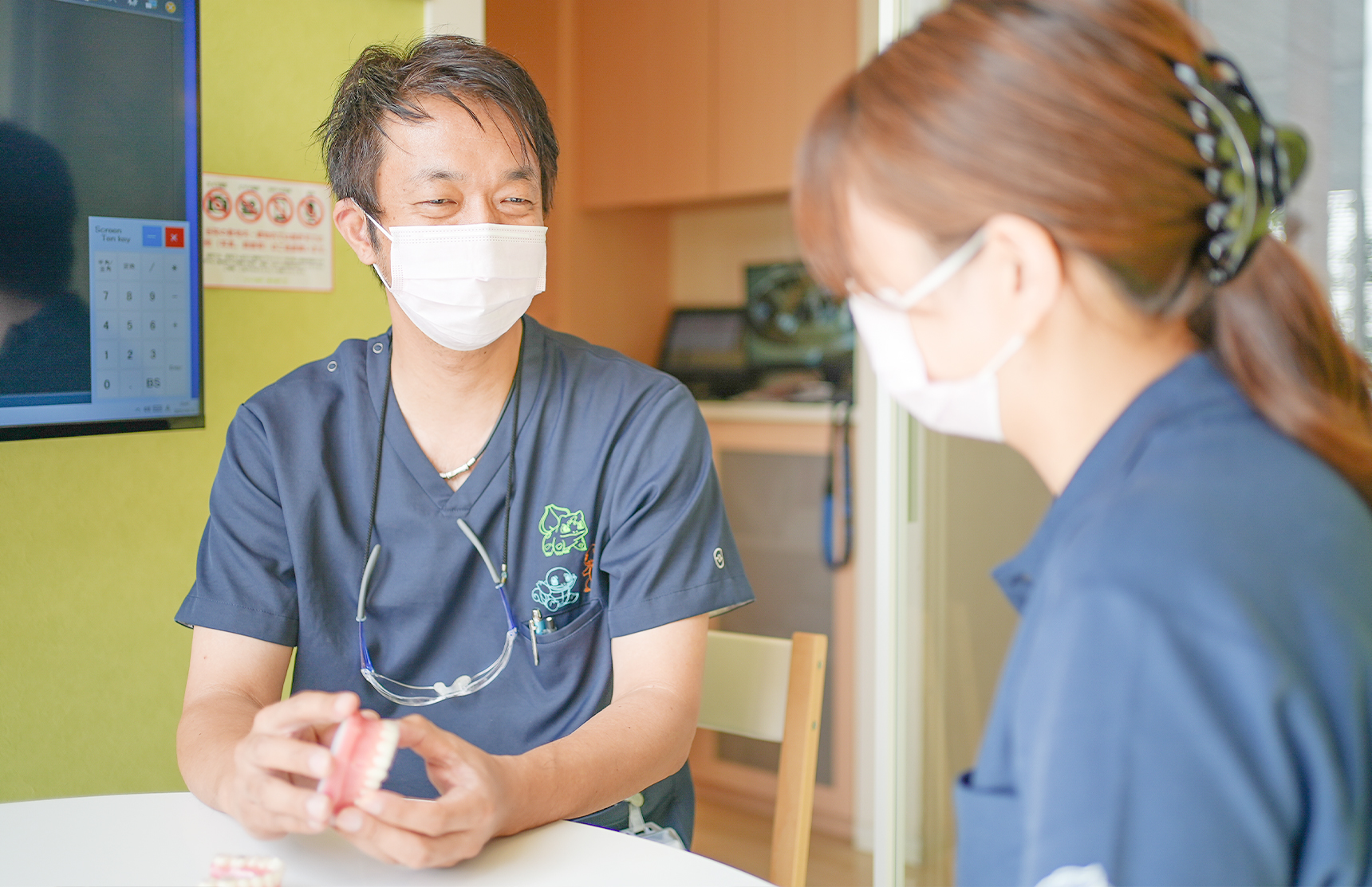 説明をしている歯科医師